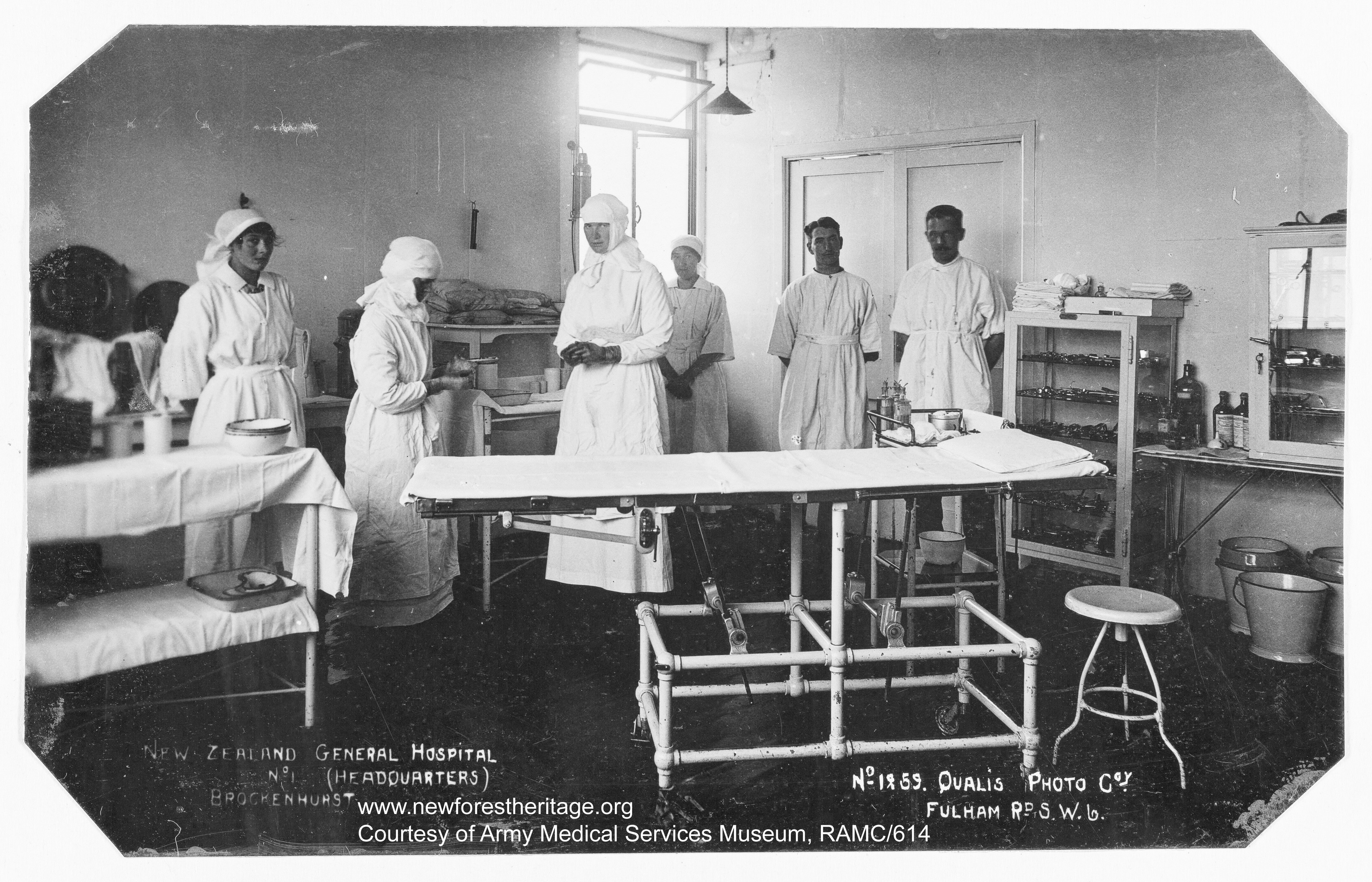 Medical staff in Operating theatre, No.1 New Zealand General Hospital. 1918